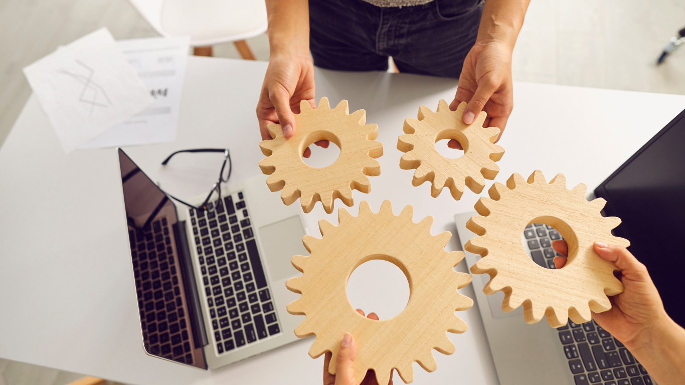 Personas que sostienen piezas de máquinas