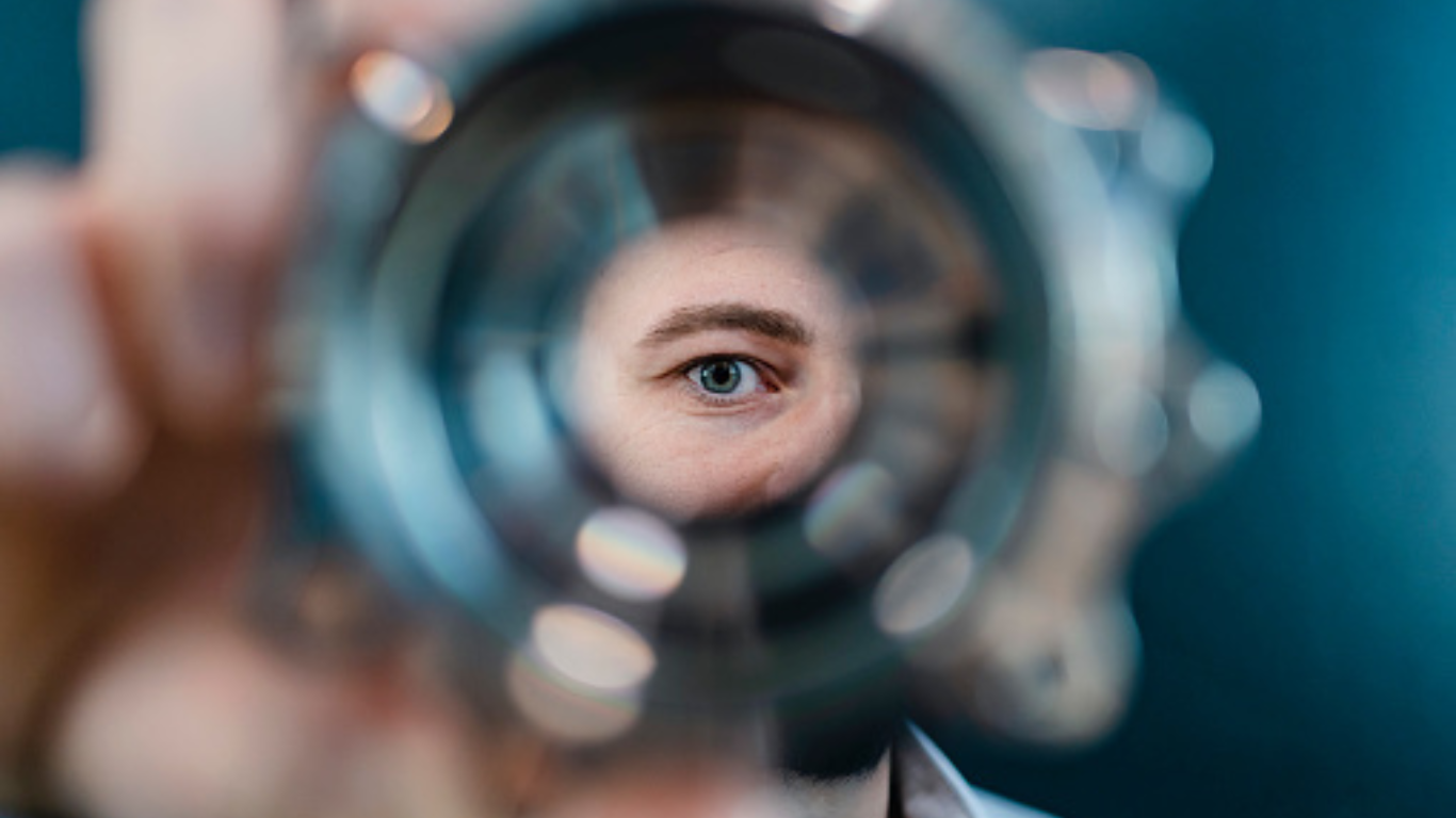 Persona che guarda dentro un cerchio